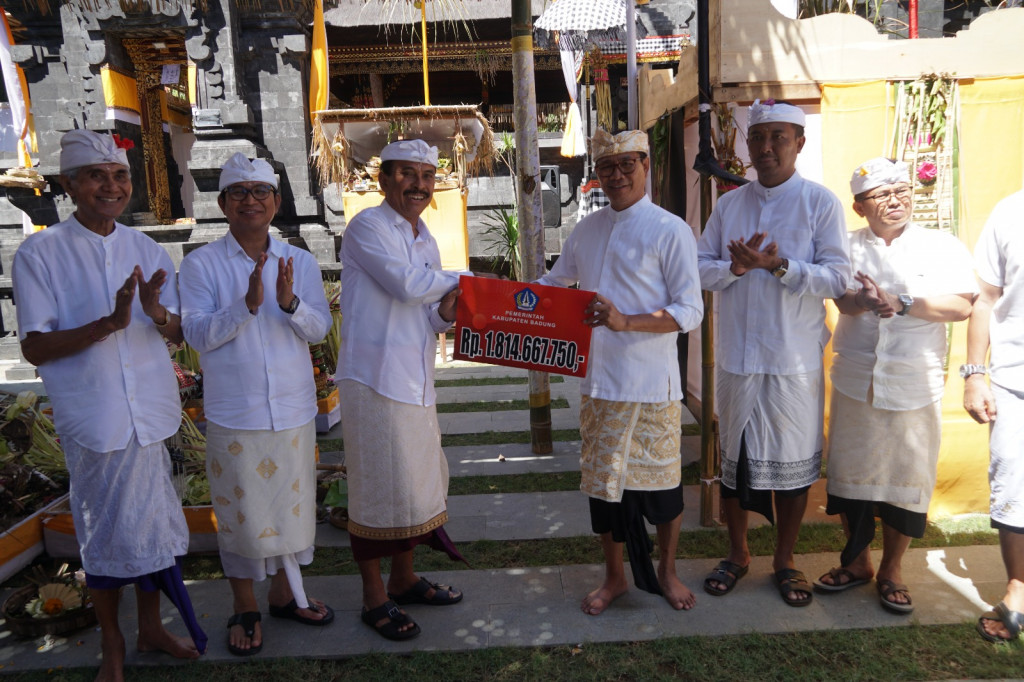 Wabup. Suiasa dan Sekda Adi Arnawa Hadiri Karya Pemelaspas Agung di Pura Dalem Penataran Pecatu